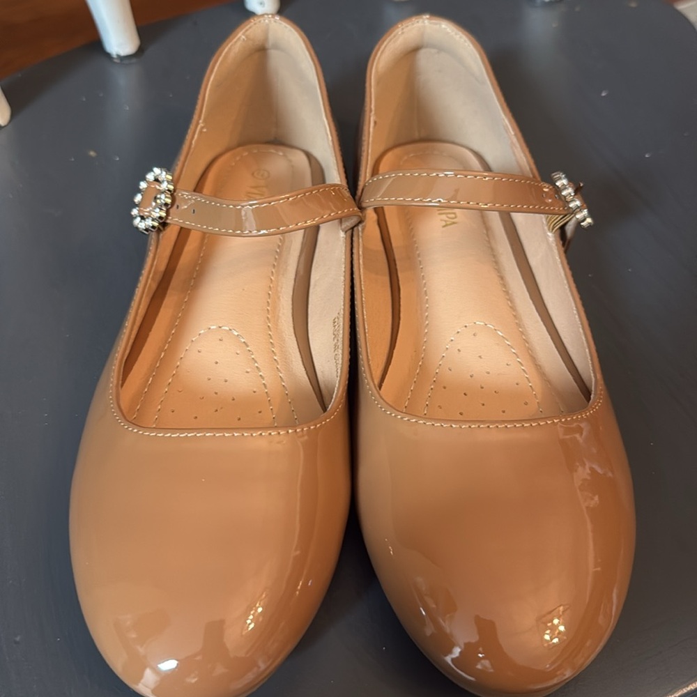 Tan patent Maryjanes - Picture 4 of 11